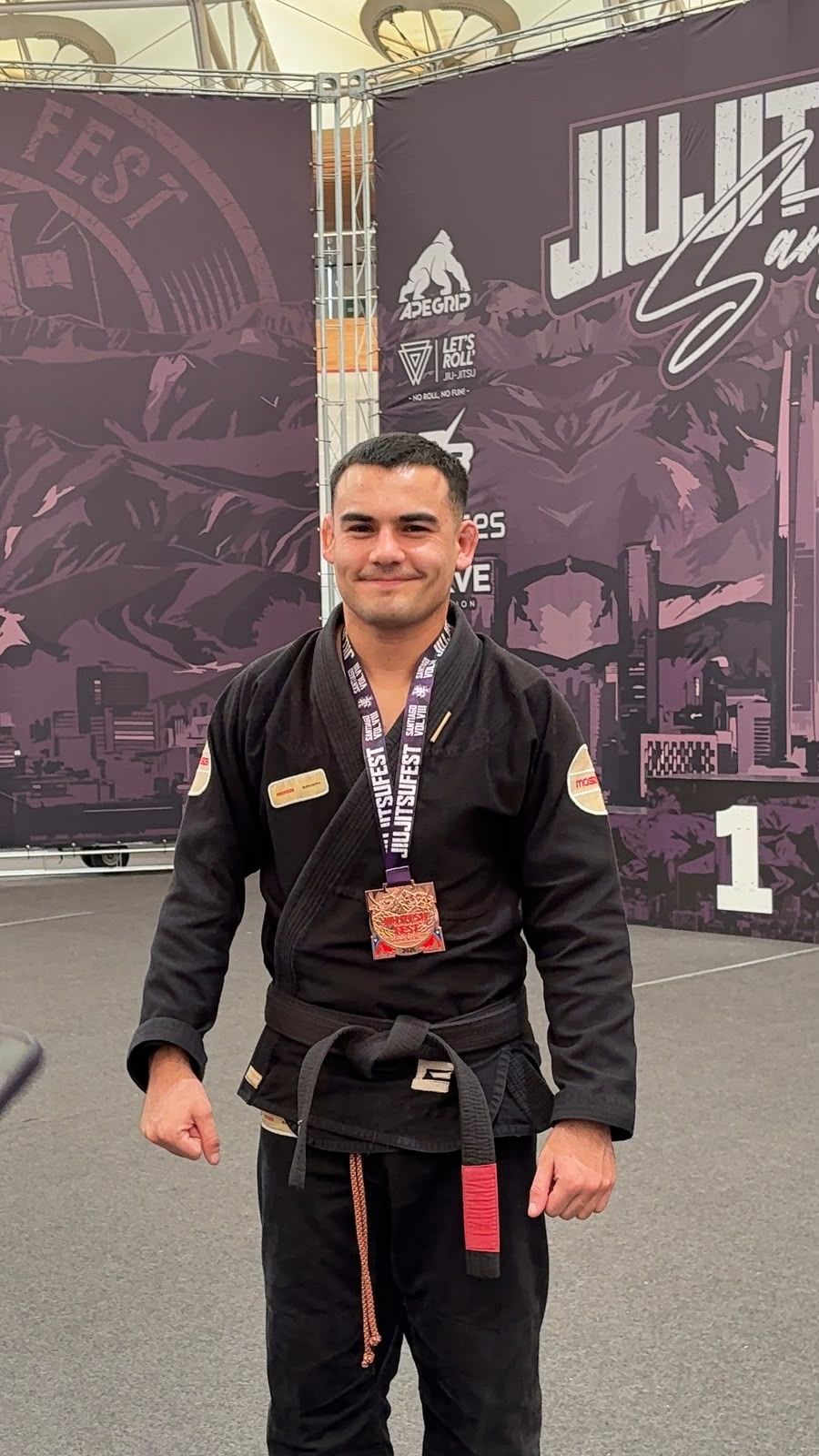 Luciano Lanza con kimono negro y medalla en un encuentro de Jiu-Jitsu