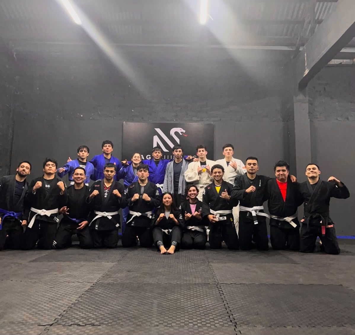 Grupo con Gi reunido en el tatami de Naga después de entrenar