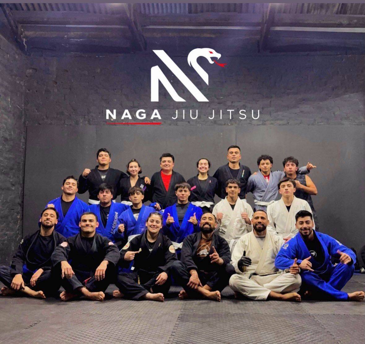 Grupo reunido en el tatami de Naga Jiu Jitsu, junto a invitados